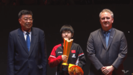 孙颖莎又闹笑话了！颁奖时候又迷路了，哈哈！看来莎莎好久没拿银牌，对路线