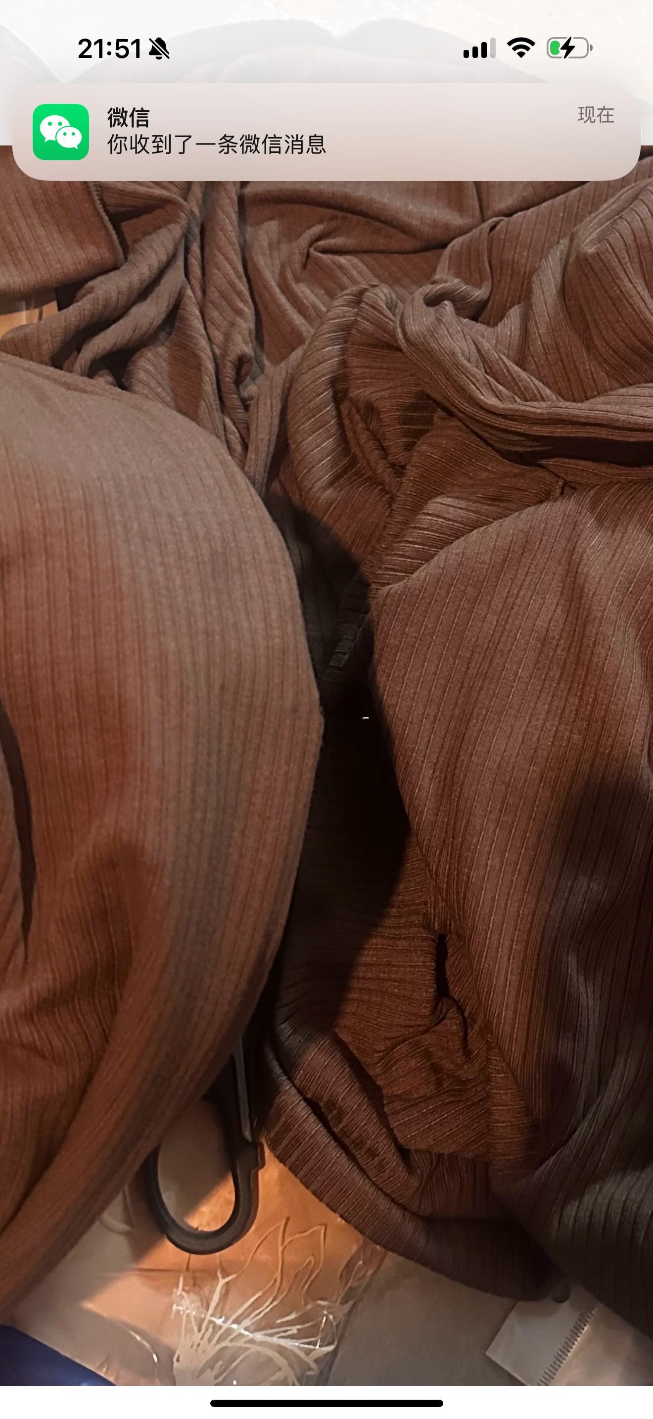 我自己设计的原创的裙子被抄袭的满天飞，睁开眼睛看看面料一不一样，说我拿货，我拿货