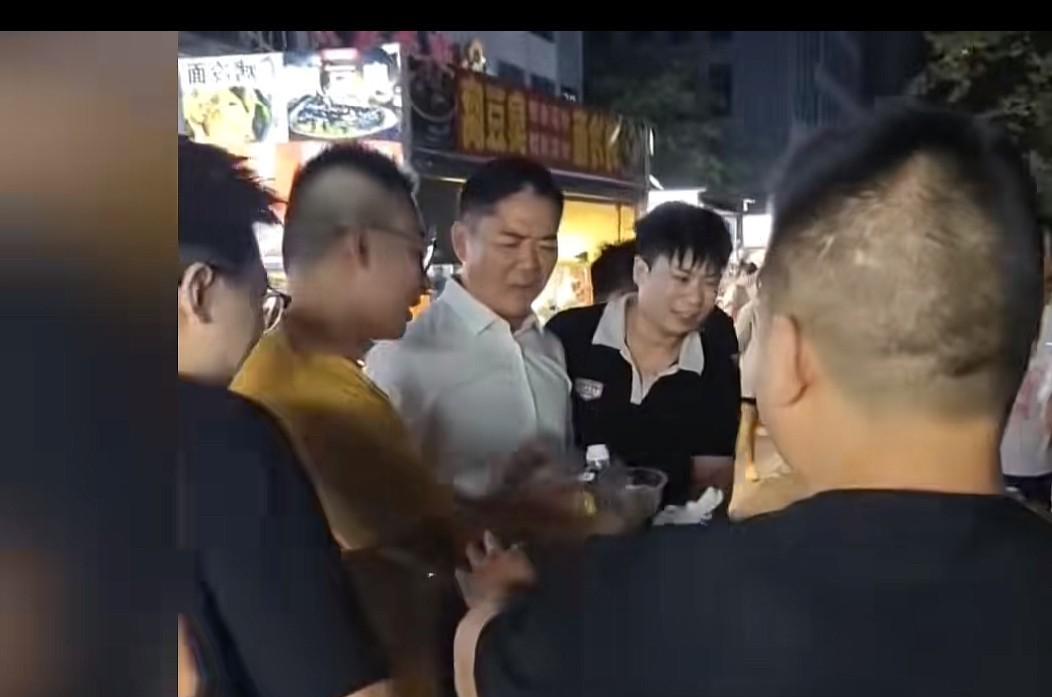 现在知道奶茶妹妹为什么不愿意跟着刘强东回老家了！刘强东太接地气了，这么大的老板