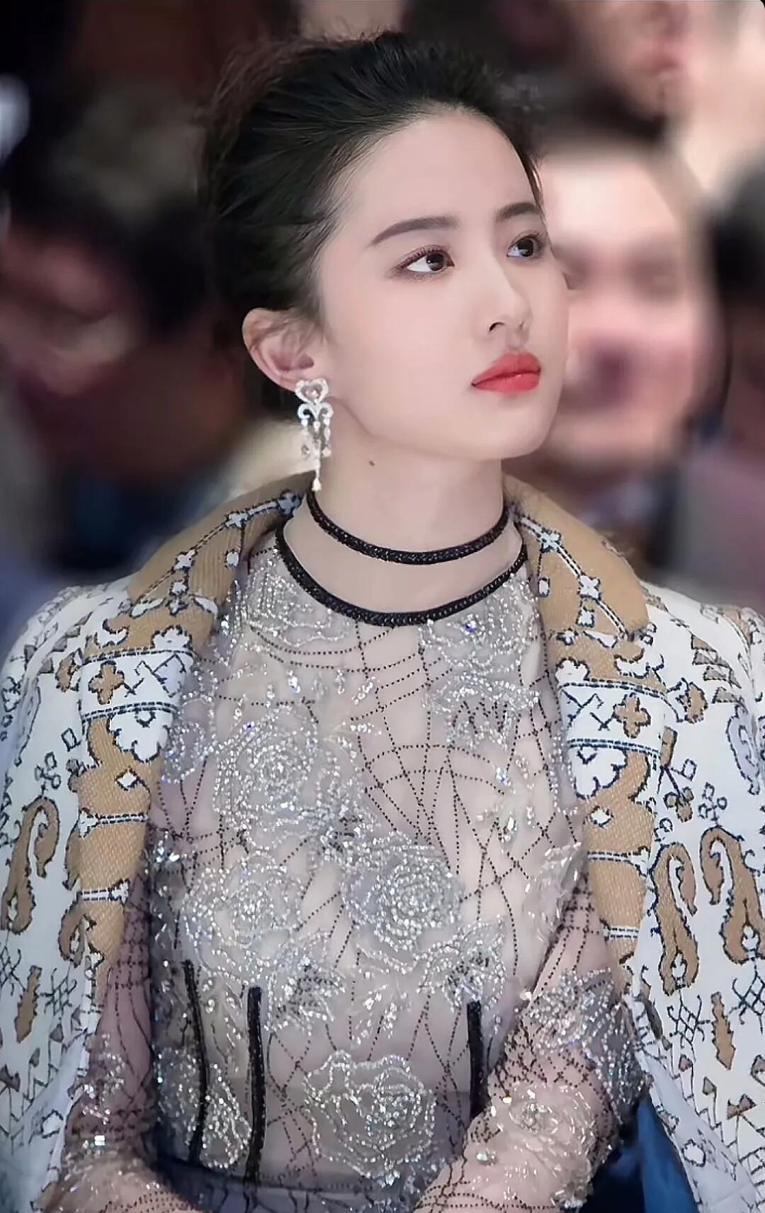 看这照片养眼不？高级贵气，这仪态真好，昂首挺胸，自信优雅，内娱里面也只有她有这样