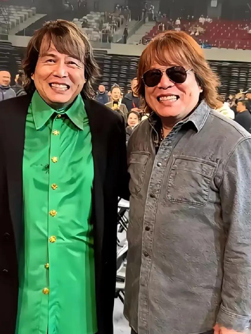 伍佰新疆演唱会上，伍佰彻底看傻眼了，他万万没想到，演唱会现场竟然出现了一位跟他长