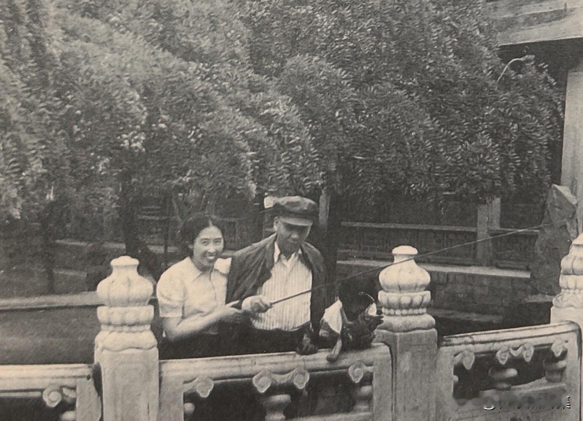 1965年1月，王光美陪伴患病的刘少奇在玉泉山垂钓。当时刘少奇同志年近70岁，工