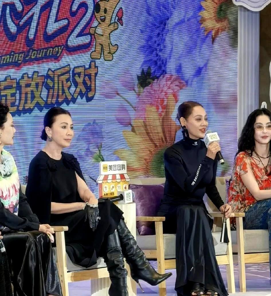 20厘米。血线开到大腿根。刘嘉玲踩着那把凶器走出来的时候，整个场子的气都被抽