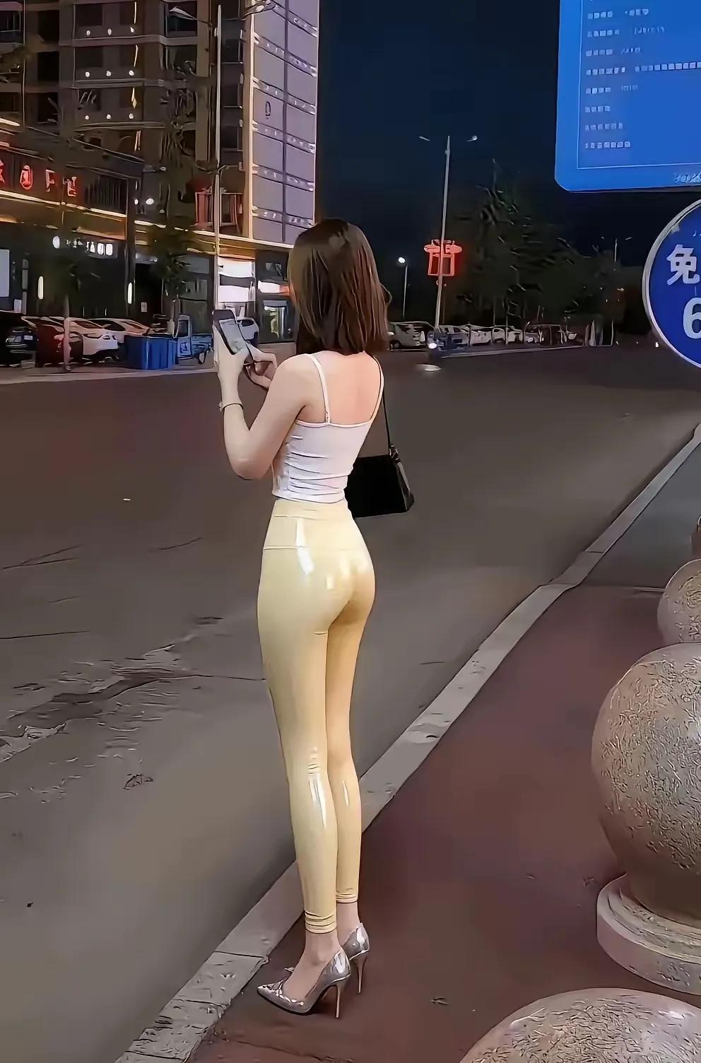 一位长相漂亮、身材出众的姑娘，穿上了一件对身材要求极高的紧身款一字肩粉色针织衫搭