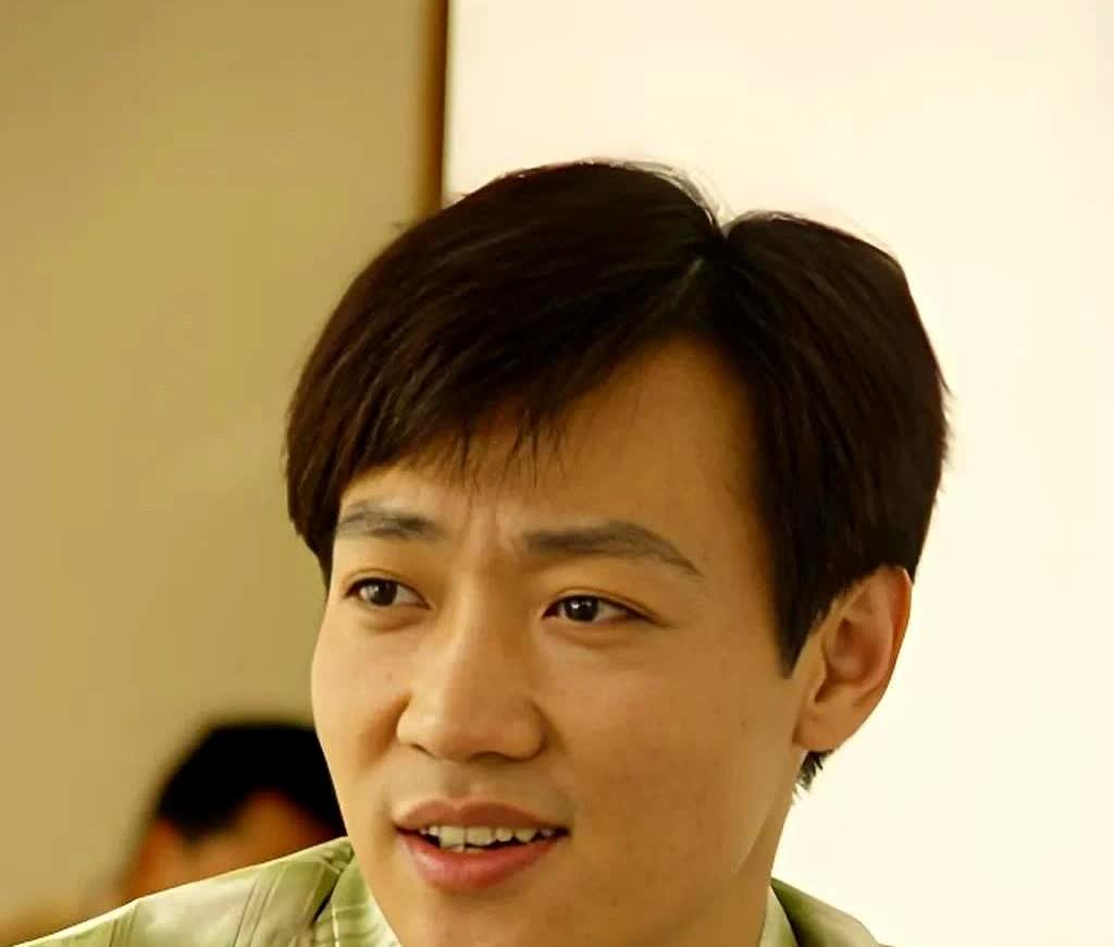 怪不得朱媛媛放着全班那么多男同学不选，就单单和辛柏青在一起，原来他们和辛柏青都不