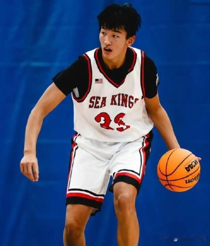 中国球员美高比赛篮下18分10篮板7助攻近日的美国高中联赛中，中国高三球员崔