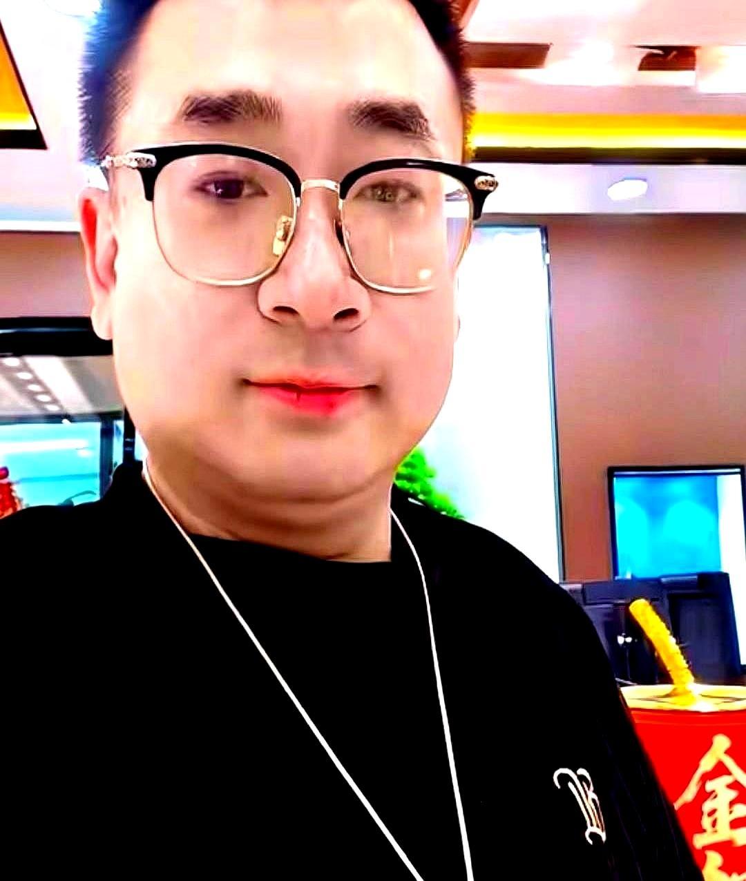 网友一句“暴发户味”，云昊直接披金戴银开直播。1月24号早八点，他踩着“珠