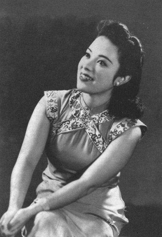 1945年，女汉奸李香兰将被执行枪决，谁料，临刑前她突然解开胸口扣子，从胸前掏出