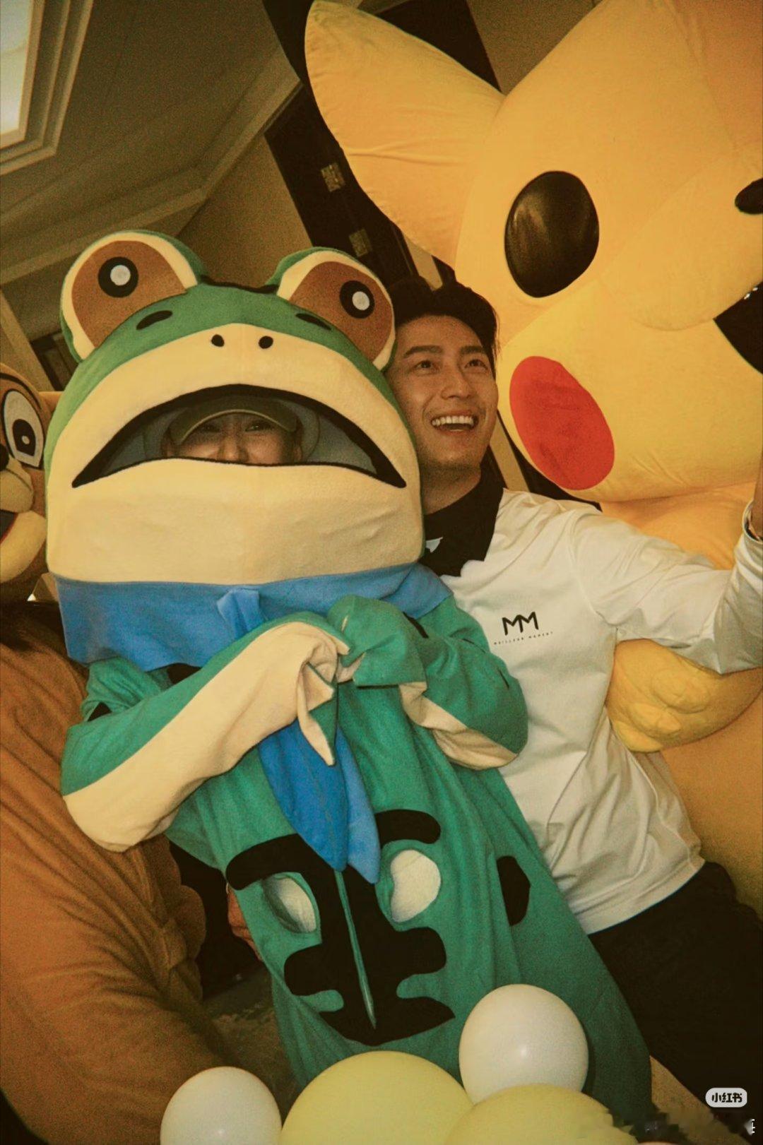 何超莲和友为为窦骁庆生照，照片中何超莲cos青蛙依偎在窦骁的怀里，幸福感溢出屏幕