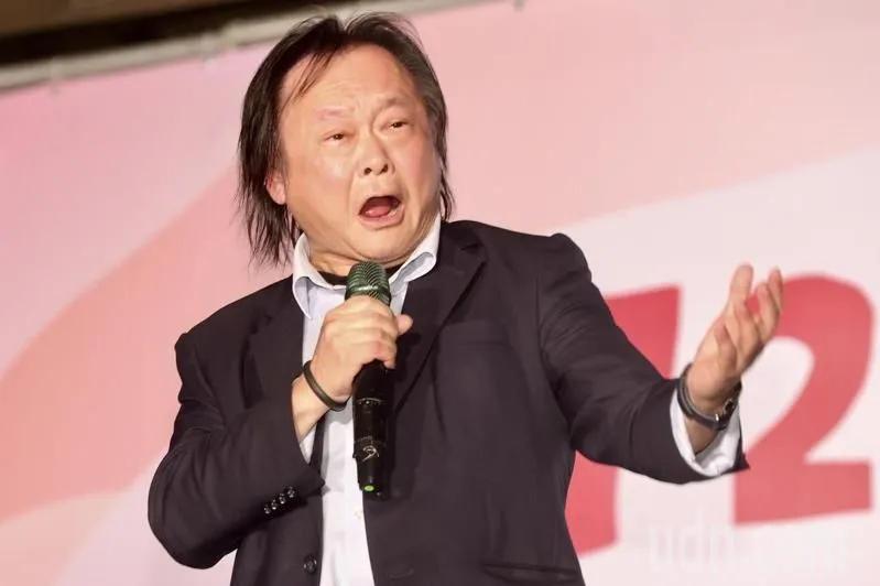 王世坚叫嚣：“不接受持台胞证去中国”。有网友说：看来你王世坚是个顽固不化的台