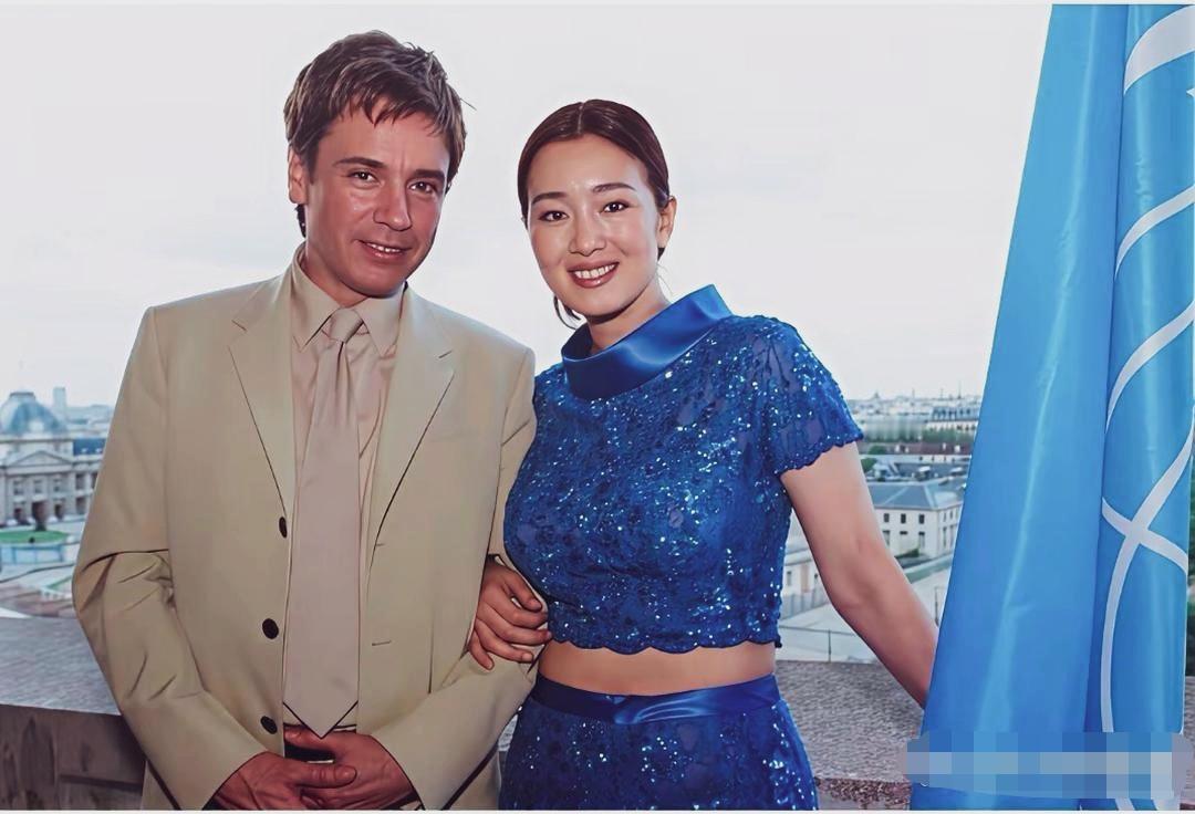 年轻时候的巩俐与外国老公甜蜜合影，特别养眼！