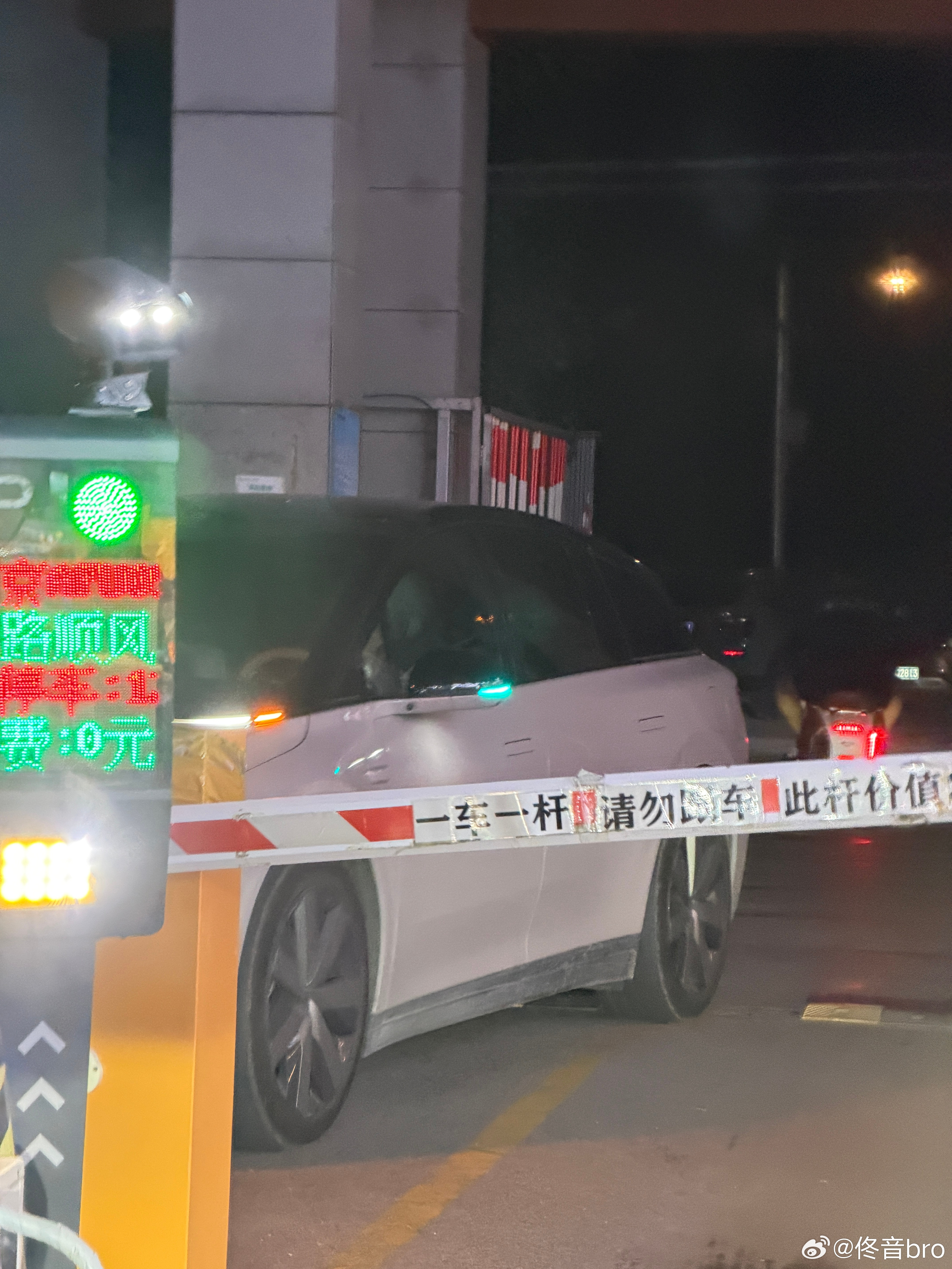 怎么周五的小蓝灯突然这么多老款M7也能在后挡后视镜装小蓝灯小几百块搞定，还带文字