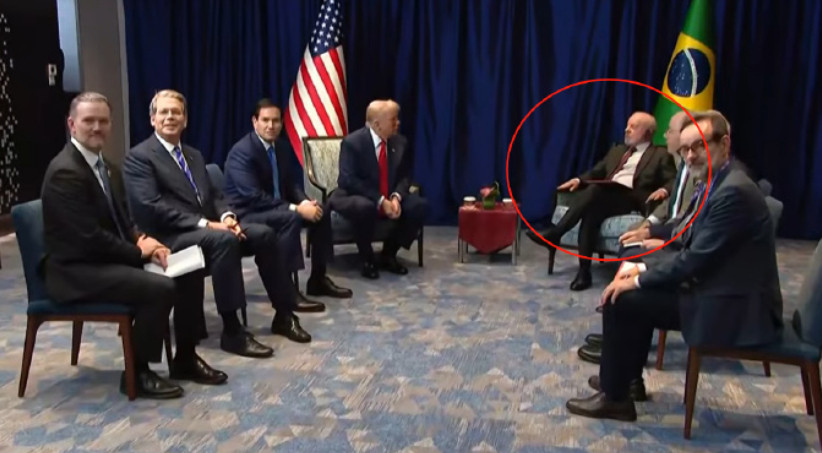 到底谁占上风？卢拉会见特郎谱翘二郎腿，肢体语言的背后意味深长！10月26日，马来