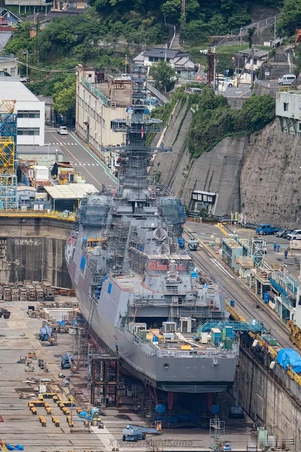 日本新型驱逐舰摩耶级，排水量1.6万吨，垂发128单元，确实超过了055。这