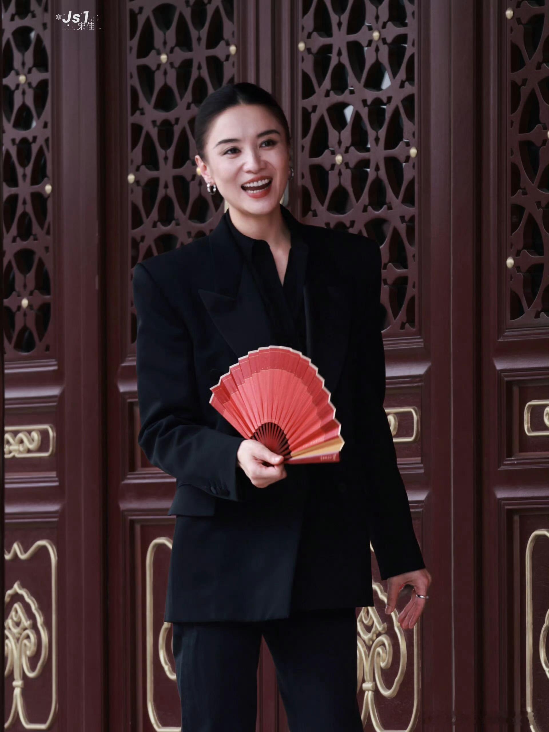 宋佳上城士妆造必有高人指点宋佳太适合西装了，完全是妈妈级别，红黑就是宋佳统治区[