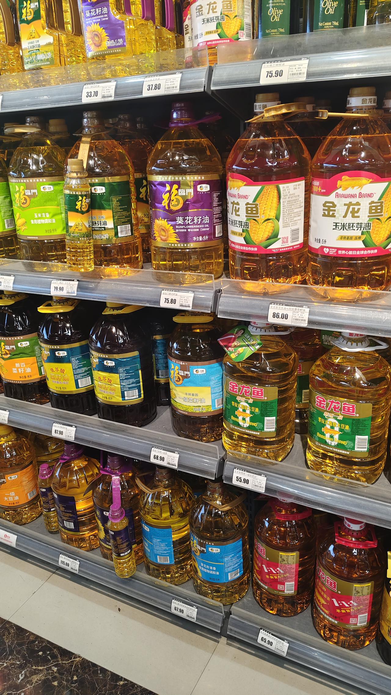 曾经，东星航空老板兰世立与金龙鱼的纠葛，让大家知晓金龙鱼实则是一家外国企业。它名