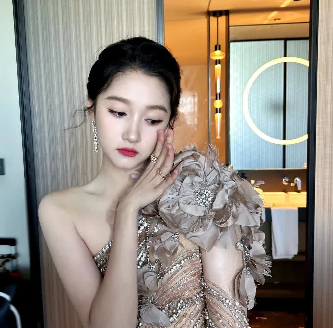 有些女孩，天生就是气运不俗的！就说关晓彤吧，不仅在她19岁就拿下了白