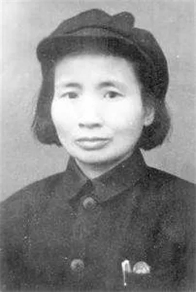 1932年，地下党钱瑛撤退时不幸被捕。她为了不暴露身份，借口肚子疼要去上