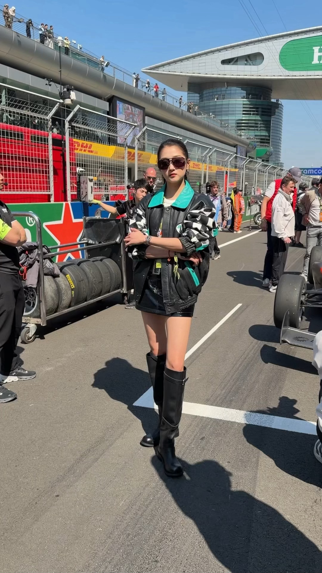 F1现场的关晓彤晓彤在现场说，她是i人但她真的好美好酷好可爱！！f1上海·上海