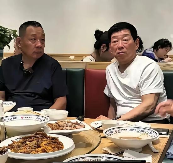 两个身家百亿的富豪坐一块吃饭，连包厢都不开，就坐大厅。桌上别说茅台，连瓶像样的酒