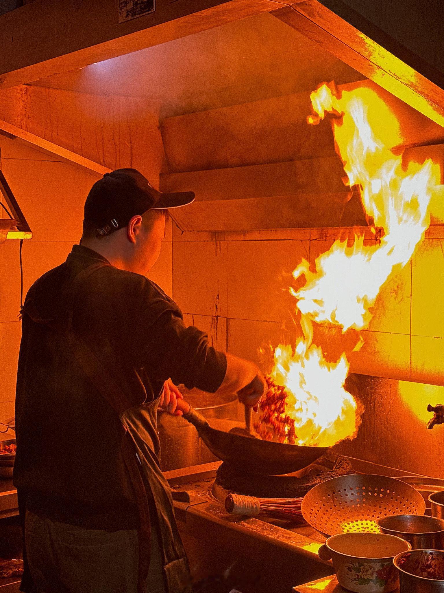 全世界为什么只有中国人吃炒菜历史方面：中国早在商周时期就发展出青铜炊具，在汉代