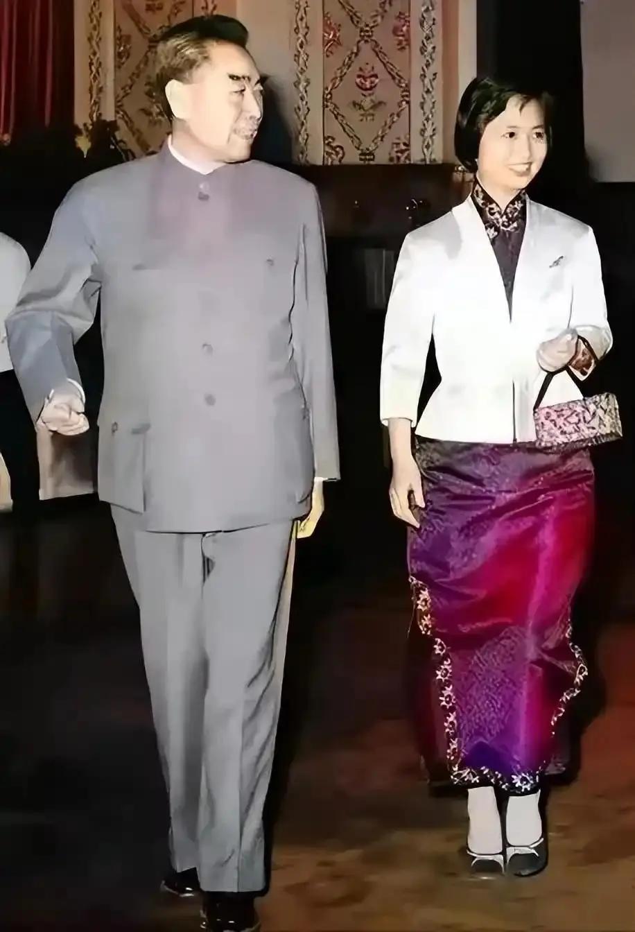 1963年，周总理与陈毅夫人张茜，在人民大会堂一同接见外宾时的一张老照片。40岁