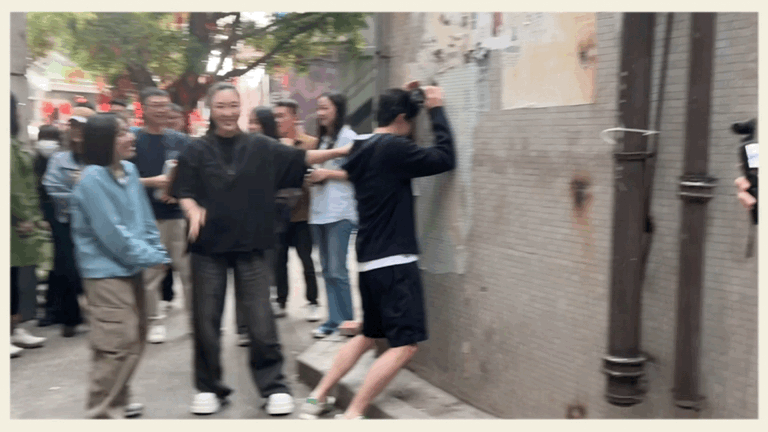 吴磊听十八岁唱的歌害羞到扶墙大型反差萌现场！吴磊听到粉丝唱他18岁的歌，当场羞