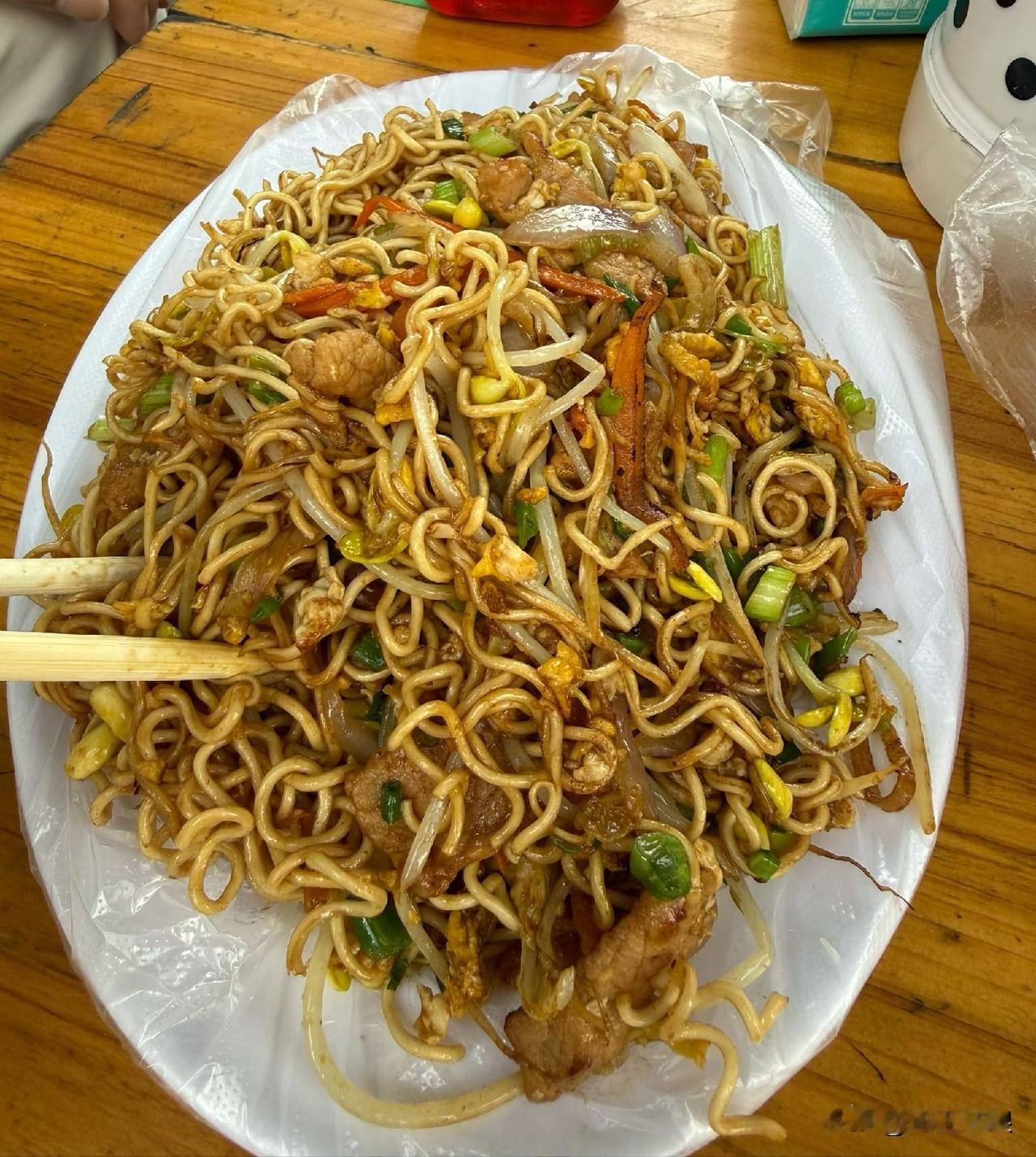 这炒面做法不难，先把面条放开水里小煮会儿，捞出用冷水冲。锅烧热滑油，打入鸡蛋炒熟