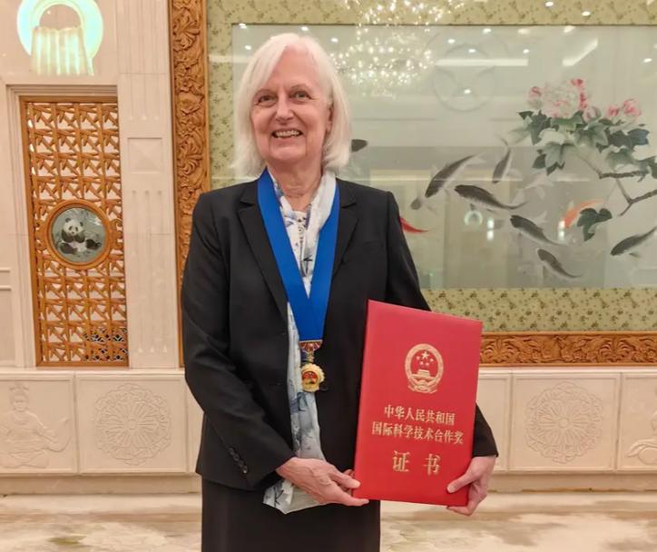 万万没想到，默默在背后死磕、助力中国芯片光刻胶技术迎来大突破的“泰斗级”神秘大佬