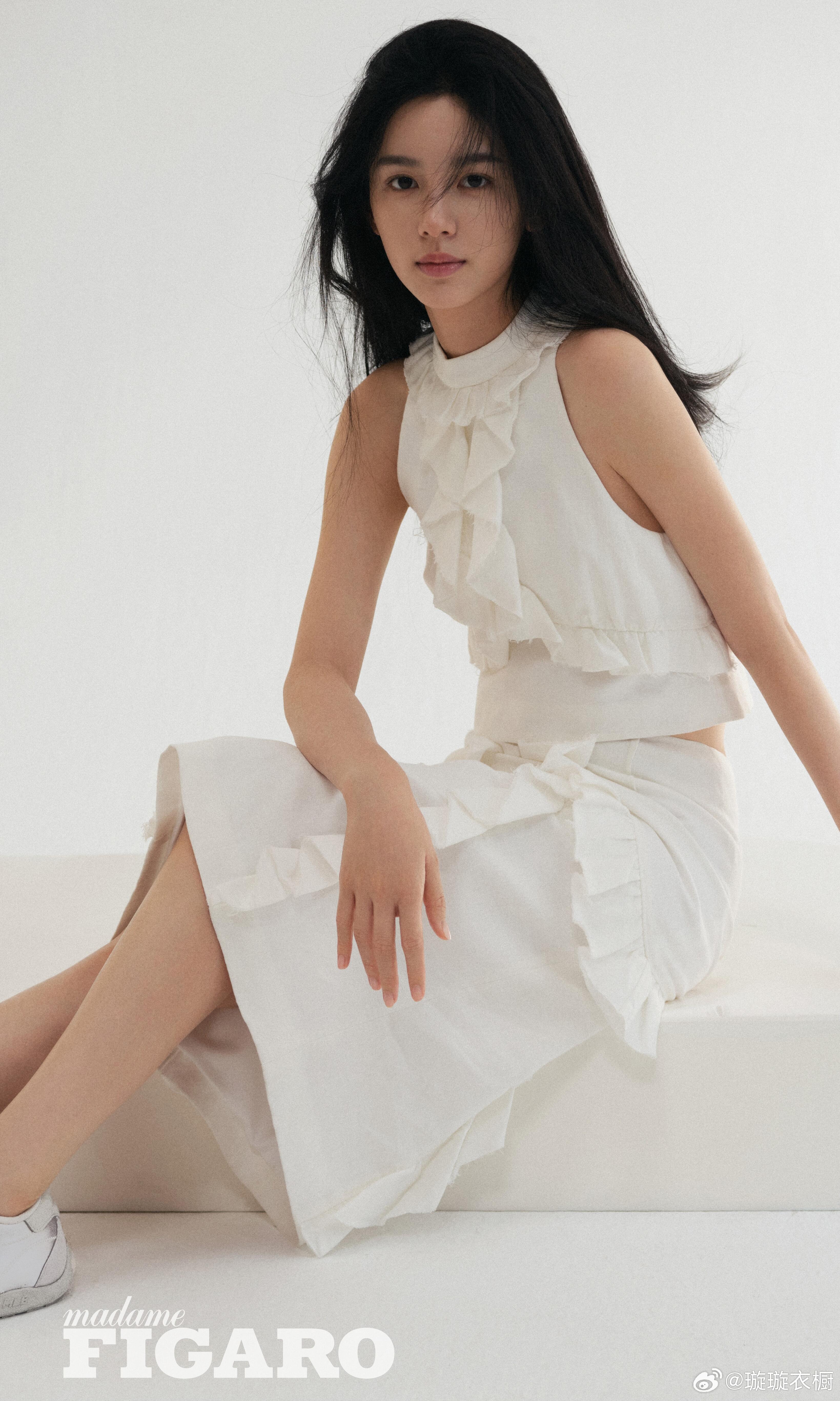 周也身着春日薄纱，于FIGARO二月刊内页绽放——穿透时光的光影里，她携草木芬芳