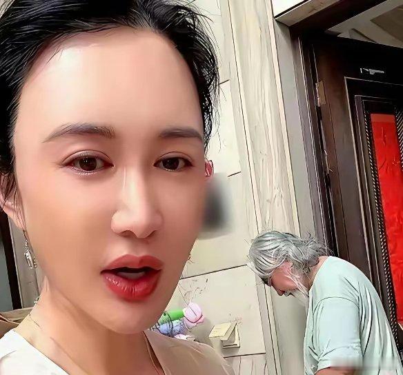 75岁张纪中蹲在5000万豪宅门口择蒜薹，被44岁老婆直播里当场开怼。​老婆意思很明确：家里有司机有