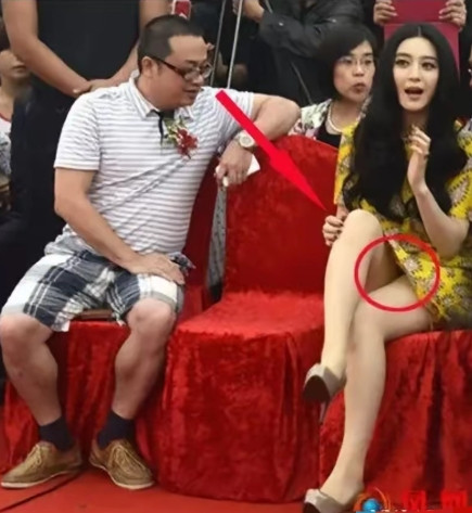 这张旧照又被翻出热议！左边条纹T恤大哥旁，某女星坐姿引发争议——高开叉裙下若隐
