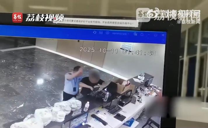 “胆子真大！”2025年10月，江苏淮安，一男子因出现在赌博现场，被民警带走调查