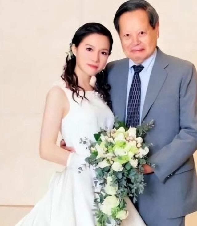 都以为翁帆只得了清华公寓的使用权，殊不知杨振宁留给她的，根本不是房子，而是一口“