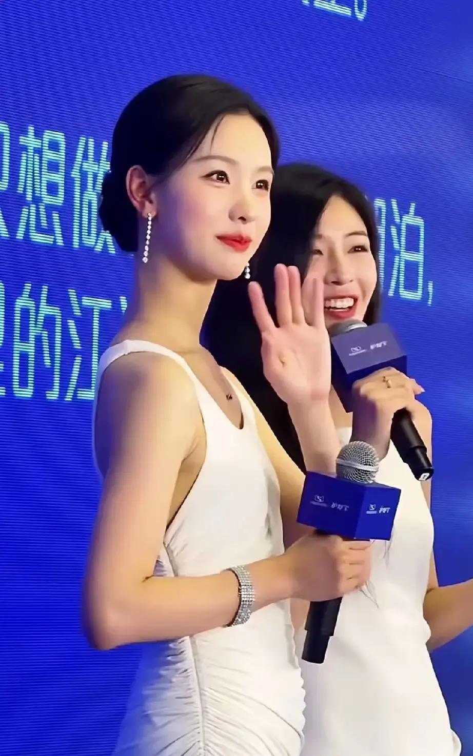 瘦到90斤被嘲没胸，她照样红红毯上那身立体剪裁礼服一出现，弹幕就炸了。有人