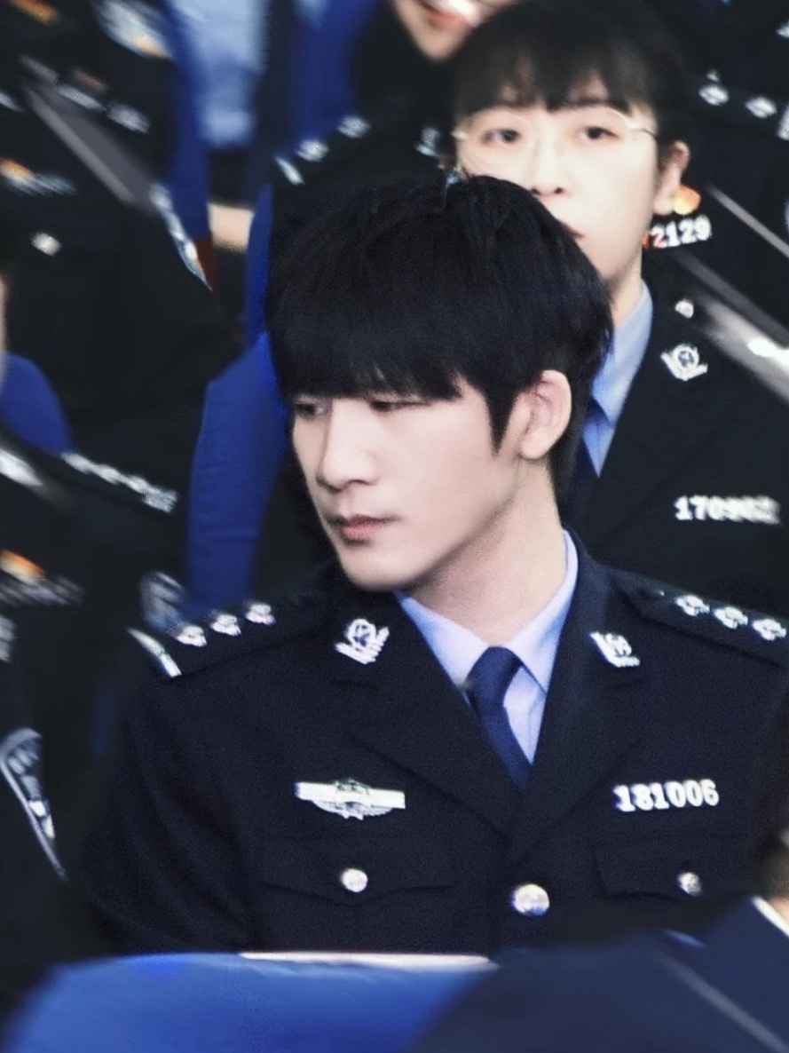 【大张伟好帅】我就说怎么手上突然多了双筷子，原来是看到我的菜了！！！