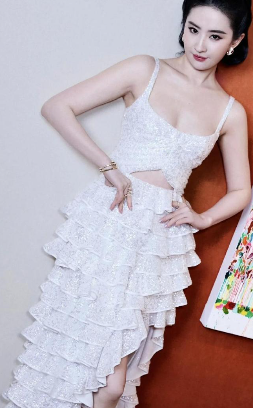 刘亦菲在第六组，她如同从画卷里走出来的一样