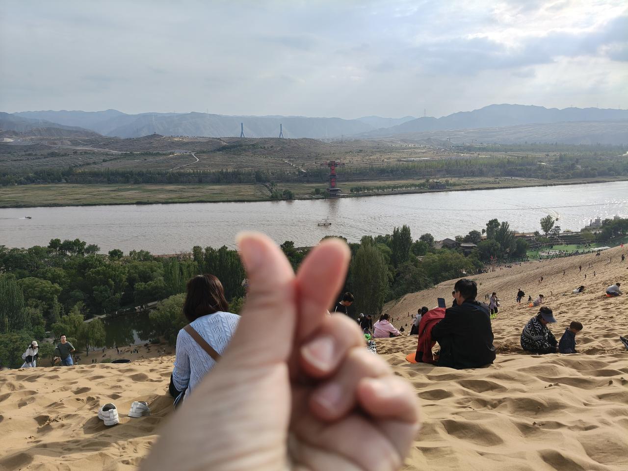 人呐我劝你不要太善良太内耗自己不要处处为别人着想有时候也要自私一点很善