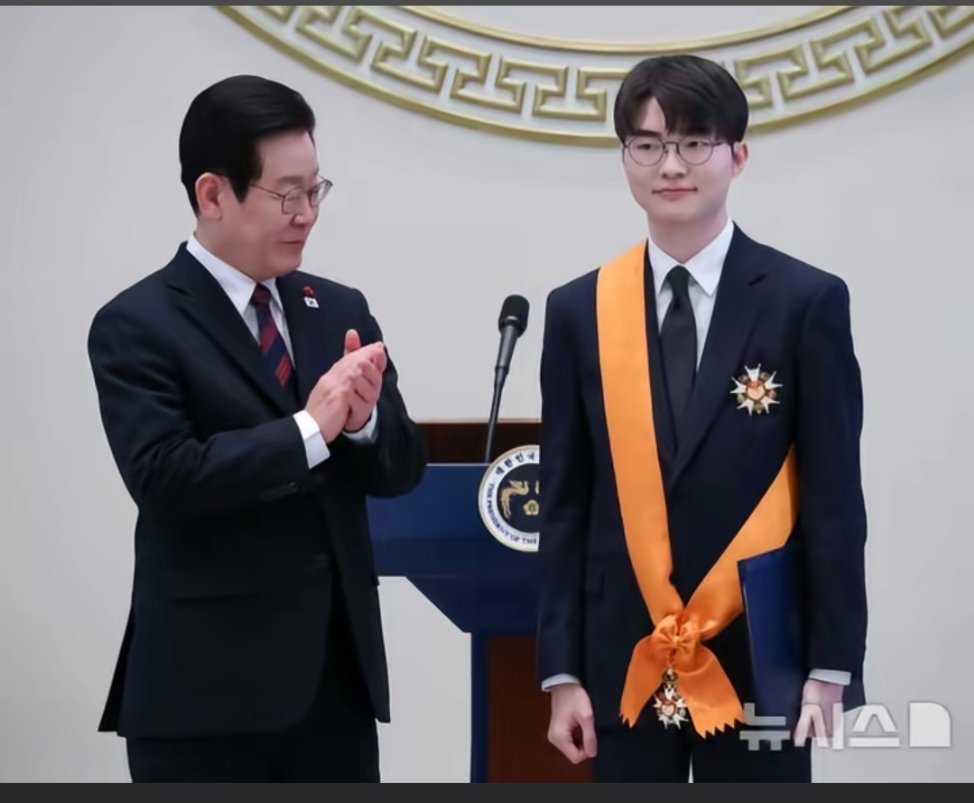 Faker获青龙勋章老李30岁退役之后没准还真可以去竞选总统。