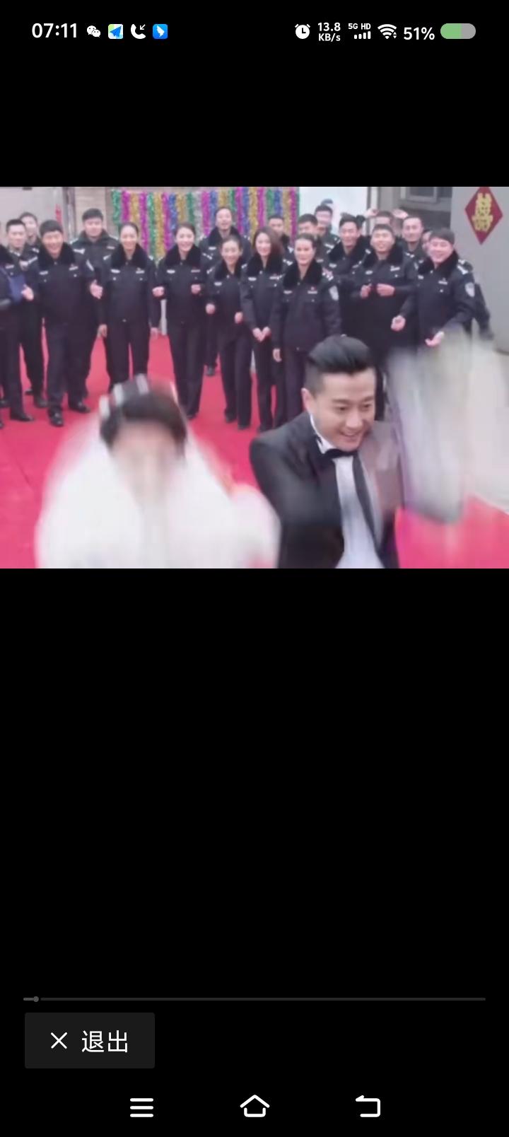 于老师，这段戏我想试试——电视剧里，于和伟参加同事婚礼，接到了新人抛的花。众人