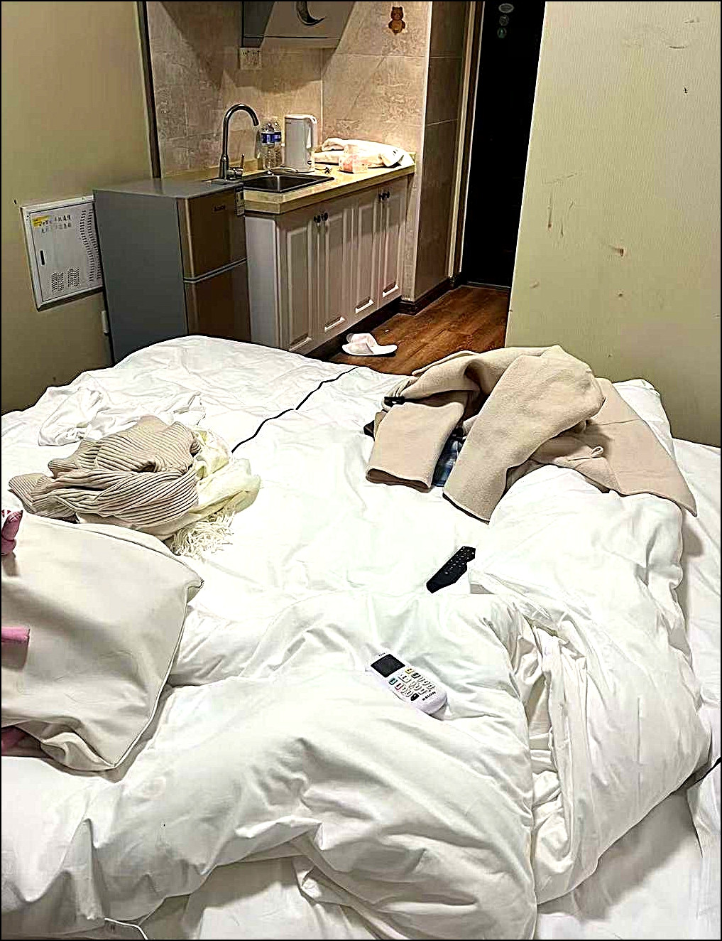 女朋友发来的报备照片，帮我看看她真的是一个人吗？