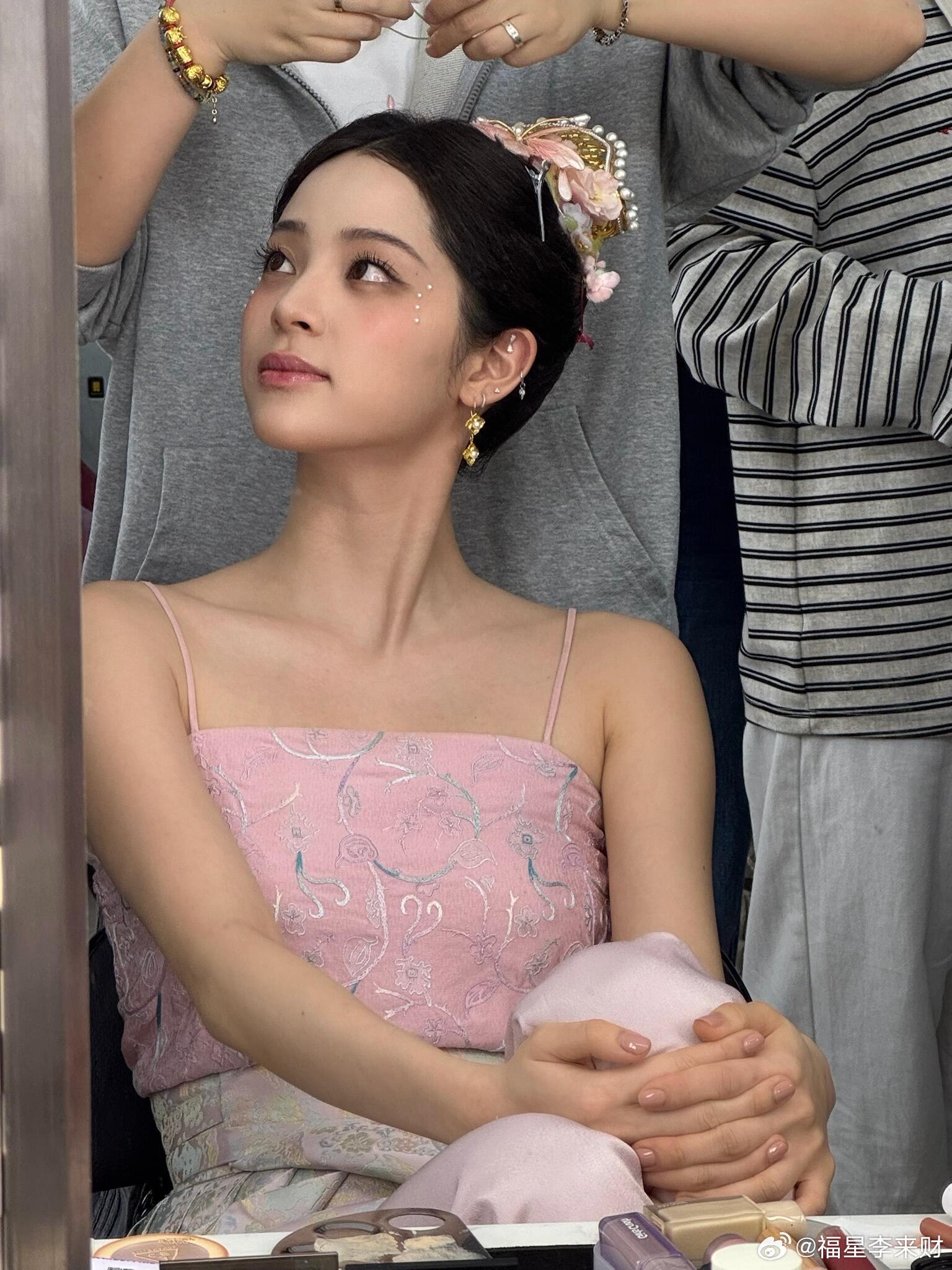 欧阳娜娜古装原来“人比花娇”是真实存在的！淡粉妆造温柔了岁月，眉眼间尽是少女的