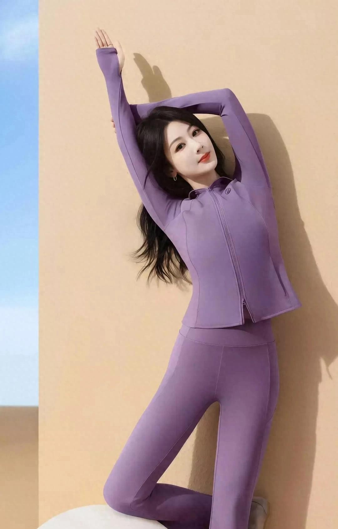 杨紫穿紫色瑜伽服秀身材，简直让人眼前一亮