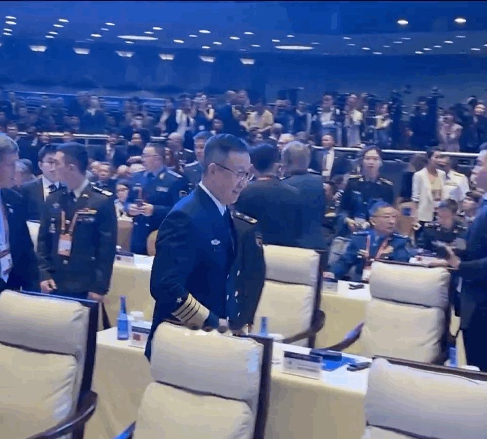 董军老饭🍚衣服都快摸出花来的仔细人[滑稽笑]快点营业[笑着哭]​