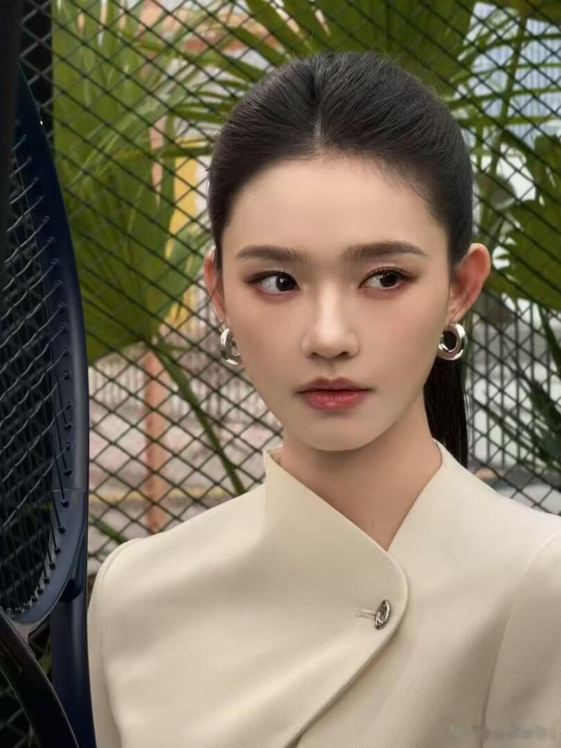 林允头型是真的好看，高马尾太好看了