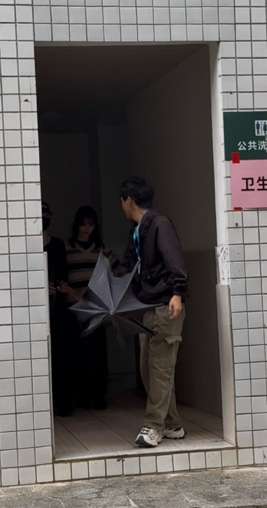 这是什么出图神地？第一眼：厕所第二眼：杨超越哈哈哈哈感觉的出来杨超越生无