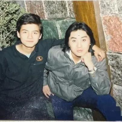 1989年，《封神榜》拍摄期间，饰演哪吒、杨戬的演员，一张罕见的合影，他们的颜值