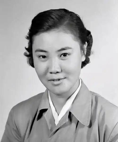 郭兰英去世，享年高龄。世俗总爱用“无儿无女”来悲悯她两段婚姻的结局，觉得一代名角