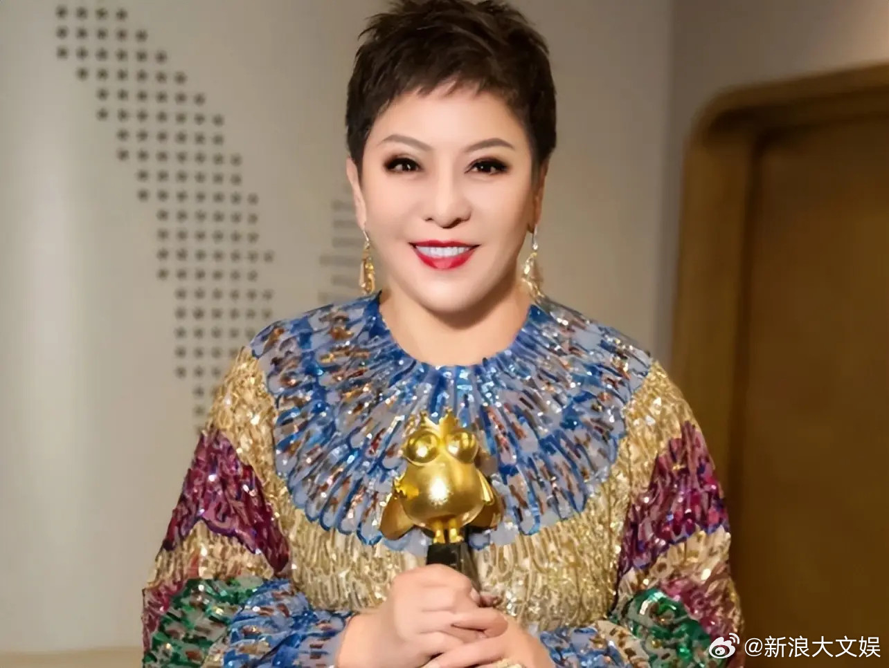 向太说绝不录用王家卫向太说王家卫不受控11月3日，向太在直播间谈到导演王家卫近