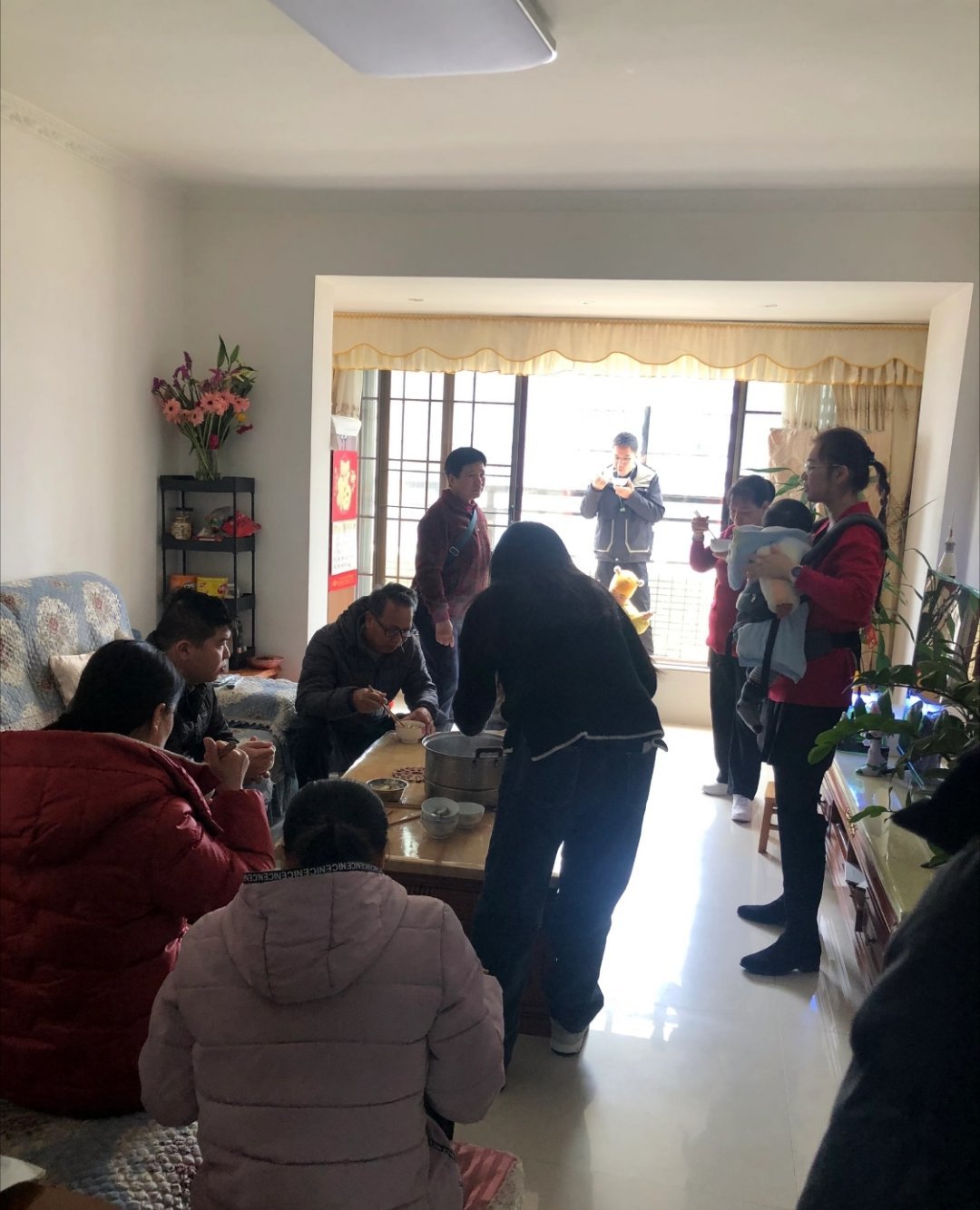 遇到不认识的亲戚，我直接掏出手机：来来来扫个码加好友，备注一下您是我啥亲戚，我回